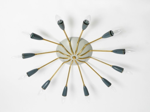 Hermosa lámpara de techo Sputnik de latón de mediados de siglo, de 12 brazos y gran tamaño.