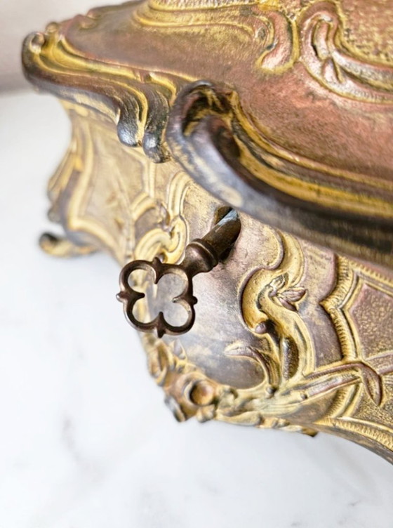 Image 1 of Zeldzame antieke geheime doos in rococo-stijl (Lodewijk XV) van verguld brons met sleutel, gewicht 858 g
