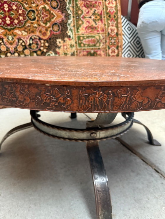 Image 1 of Tavolino da caffè vintage in rame spagnolo, unico nel suo genere, fatto a mano con rilievi e base in ferro battuto