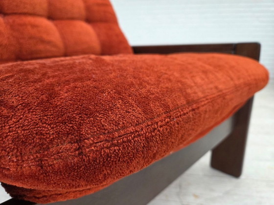 Image 1 of Deense fauteuil uit de jaren 70, oranje/rood meubelvelours, donker eikenhout.