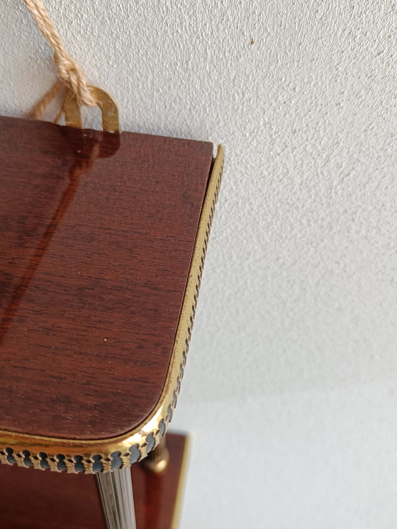 Image 1 of Estantería de pared de mediados de siglo en madera y latón, estante colgante de 3 niveles, estilo de los años 50-60.