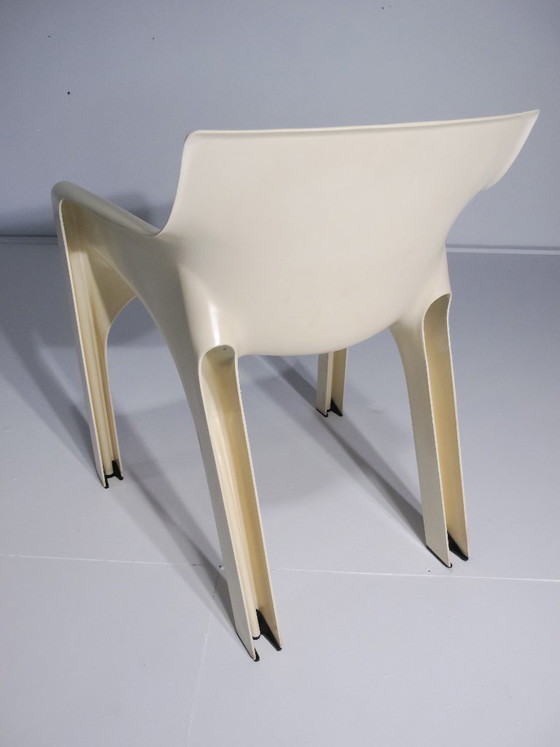 Image 1 of ARTEMIDE GAUDI STOEL van Vico Magistretti / CRÈME / PATENT AANGEVRAAGD