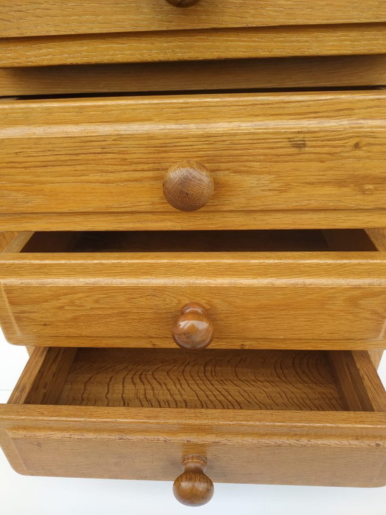 Image 1 of Cassettiera vintage robusta in rovere degli anni '70.