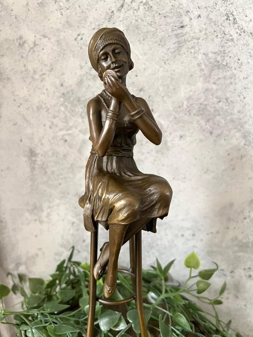 Bronzestatue – Elegante Dame auf einem Hocker im Charleston-Stil