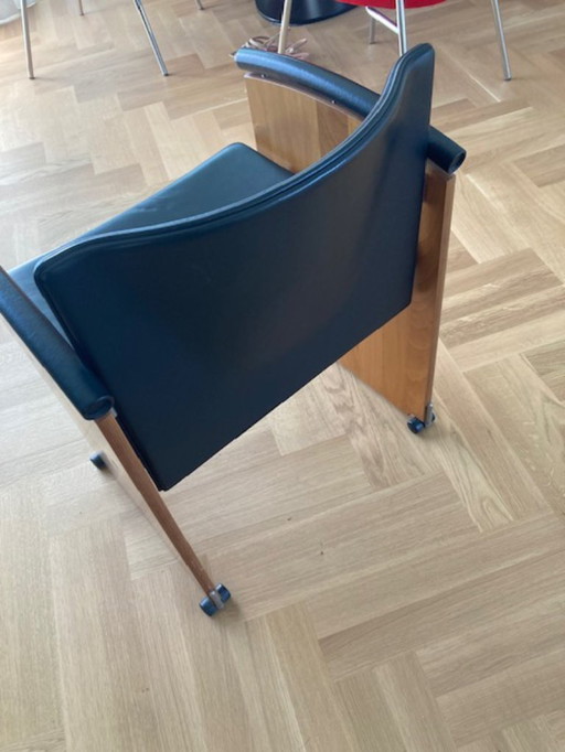 2 chaises de salle à manger élégantes et bien ajustées