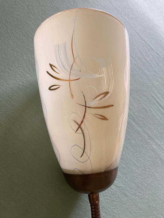 Image 1 of Lampada da parete anni '50 con 2 molle di flessione e paralumi in vetro dipinto a mano