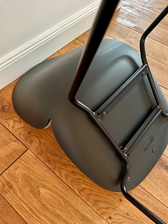 Image 1 of GUBI - "Sedia da pranzo Beetle", in plastica con rivestimento anteriore