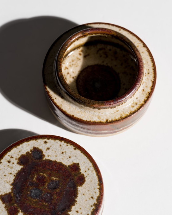 Image 1 of Kuratiertes dänisches Studio-Keramik-Ensemble: Vase von Jette Andersen und Schachtel von Marianne Starck