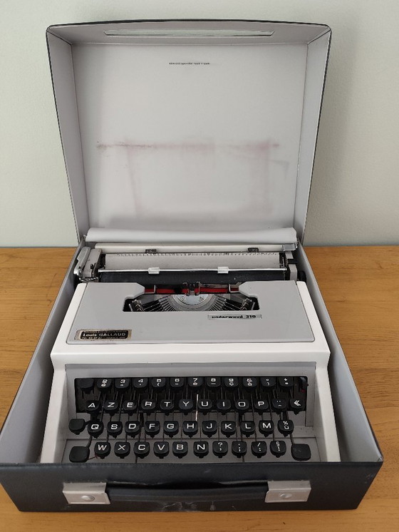 Image 1 of Underwood 310 typemachine, gemaakt in Spanje.