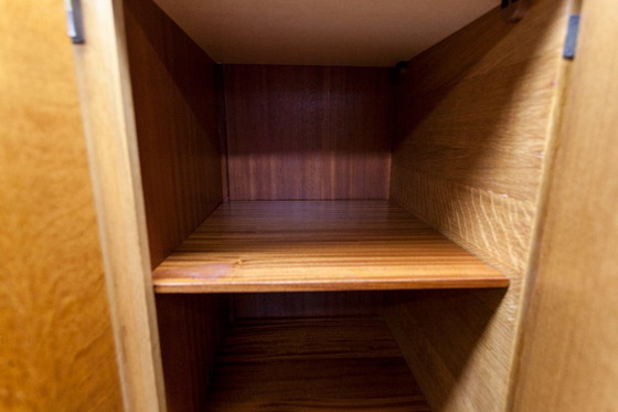 Image 1 of Französischer Kleiderschrank mit geschwungenen Beinen, 3 Türen, 1 Spiegel (27 x 130 cm) und 1 Schublade