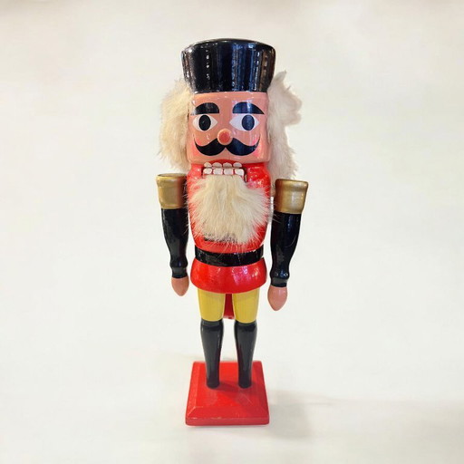 Casse-noisette original des monts Métallifères « Soldat » en uniforme rouge | Fait main