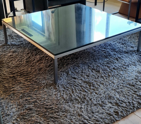 Image 1 of Table basse design avec plateau en granit noir et structure en acier inoxydable brossé