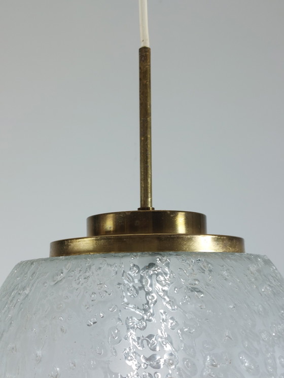 Image 1 of Lampada a sospensione vintage in vetro ghiacciato di metà secolo Doria in ottone