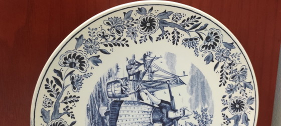 Image 1 of Lot de 2 assiettes murales vintage en faïence de Delft – Boch Belgium / Sphinx royal