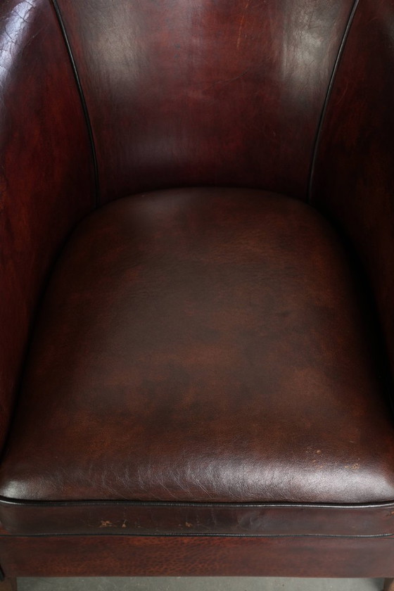Stoere vintage schapenleren clubfauteuil met mooie kleuren en een luxe afwerking met siernagels en zwarte (photo 6 of 12)