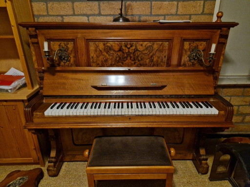 Piano antiguo Siegel (Stade) c. 1900, con banqueta de piano, lámpara y atril