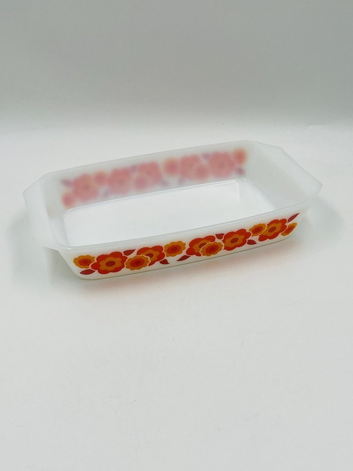 Plato Arcopal con diseño de flor de loto, color naranja vintage, década de 1970.