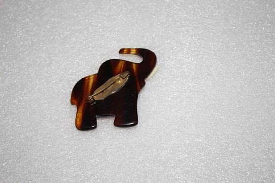 Image 1 of Grande broche vintage en plastique en forme d'éléphant.
