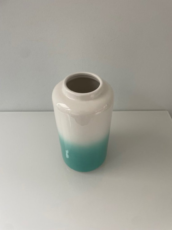 Keramikvase mit Ombré-Effekt in Weiß und Türkis, Vasen, Modern (Foto 4 von 11)