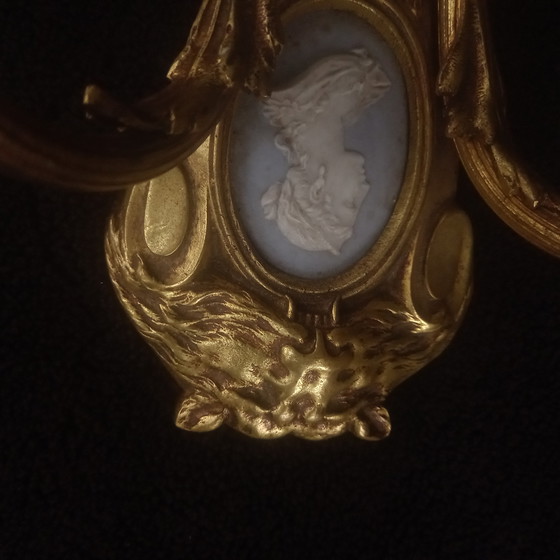 Image 1 of verguld bronzen kandelaar en wedgwood bord, laat 19e eeuw leeuwenkop beer