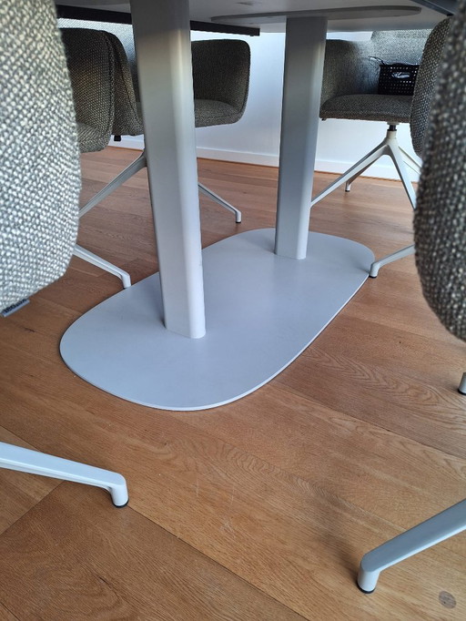 Leolux Toveri dining table with 6 Leolux Gyon chairs