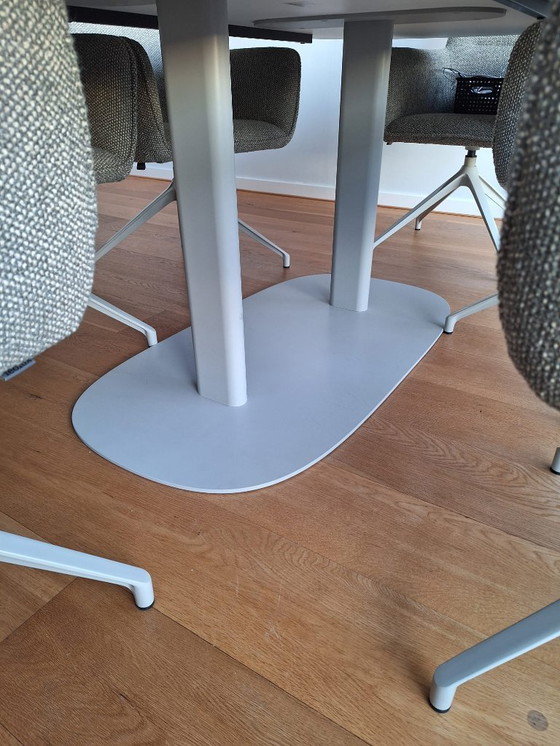 Image 1 of Leolux Toveri dining table with 6 Leolux Gyon chairs