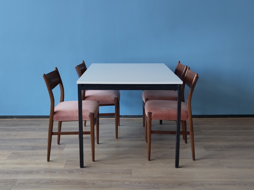 Pastoe extendable dining table