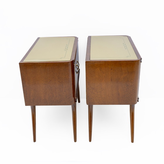 Image 1 of Paire de tables de nuit italiennes modernes du milieu du siècle en noyer et racine de thuya, années 1950