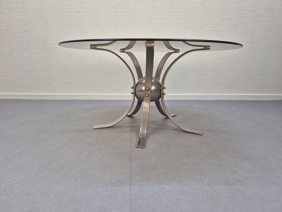 Image 1 of Table basse « Sputnik ». Table vintage en verre fumé avec finitions chromées.