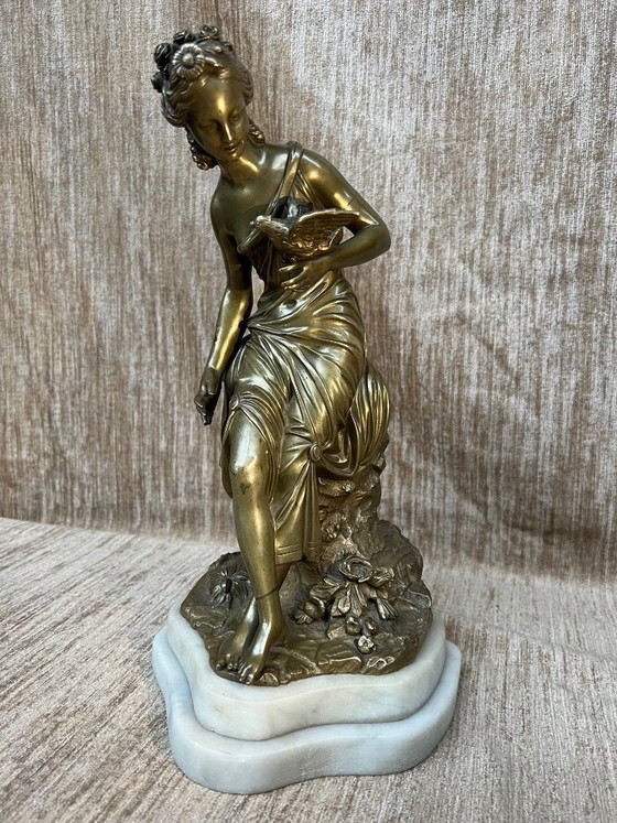 Bronzebildhauerei einer Frau mit einem Vogel, Marmor, Weiß (Foto 9 von 9)