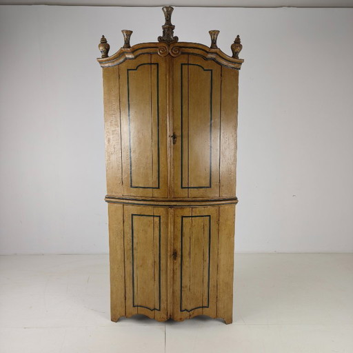 18th-century Dutch Witwerk cabinet with original key and imitation Delft Blue decoration