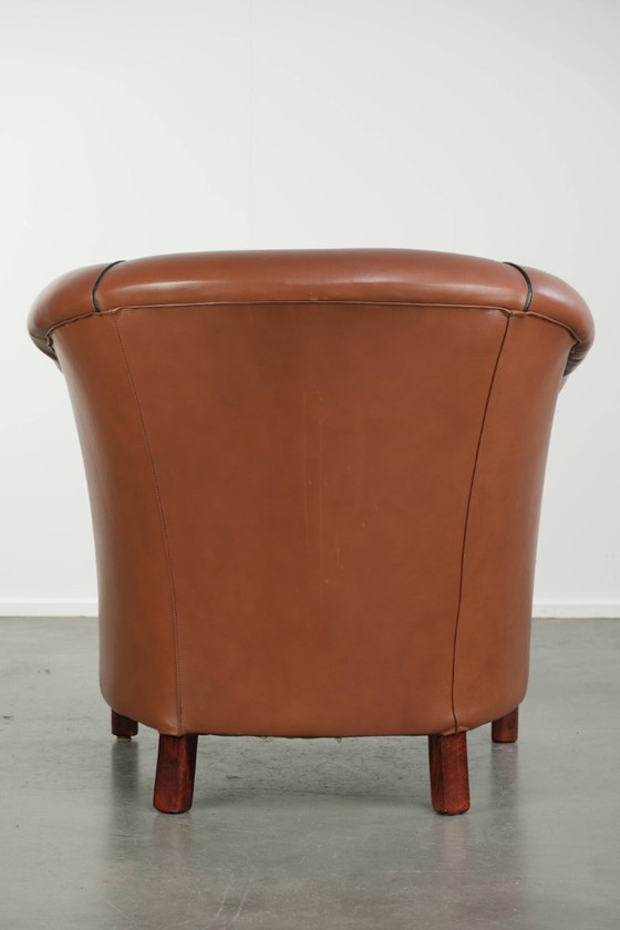Mooie Engelse rundleren clubfauteuil met een luxe afwerking en een goede uitstraling – Leather (photo 4 of 12)