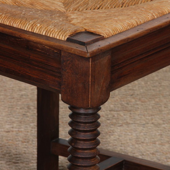 Image 1 of Par de sillas de madera maciza con asiento de paja, de fabricación francesa, 1940.
