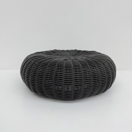 Pouf rotondo in plastica intrecciata, grigio scuro, Ikea, Poggiapiedi e pouf, Modern (foto 3 di 13)