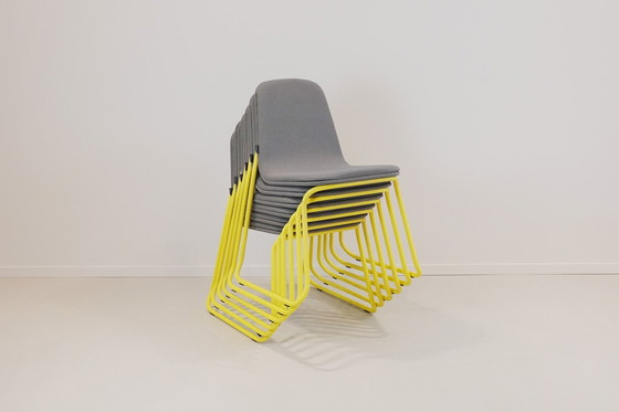 Image 1 of Bogaerts stapelbarer Freischwinger mit gelbem Gestell und grauer Polsterung