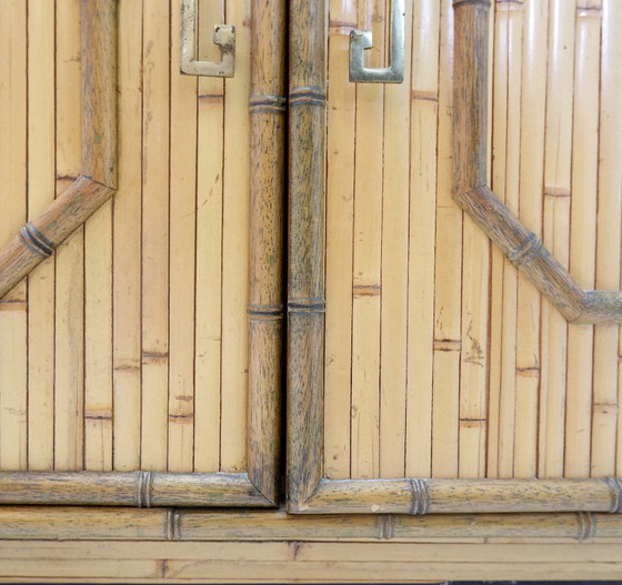 Image 1 of Commode en bambou à 2 portes et 2 tiroirs - poignées en laiton, vers 1960