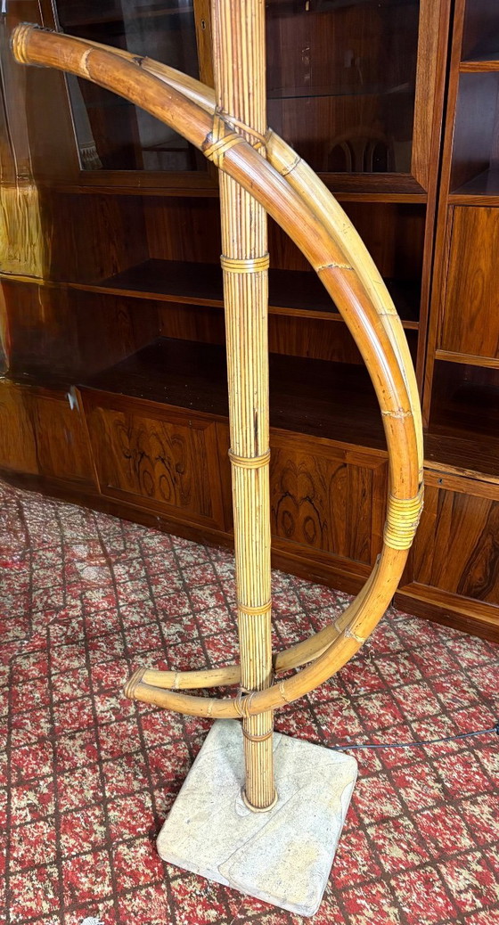 Image 1 of Italiaanse tafellamp van bamboe en steen in mid-century modern stijl – circa 1960-1970. Een prachtige Italiaanse tafellamp van b