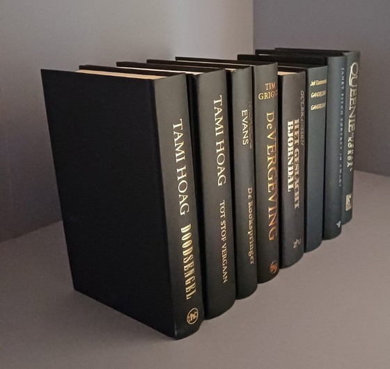 Dekorative Bibliothek | 8 Schwarze Gebundene Bücher | Schwarz & Gold – Kaffeetisch-Bücher, Paper (photo 3 of 8)