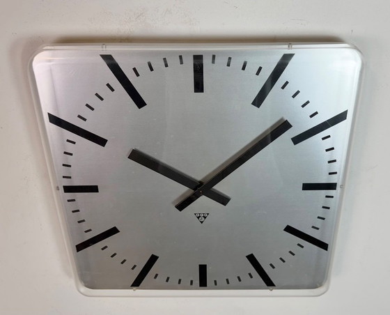 Image 1 of Horloge murale de bureau carrée vintage de Pragotron, années 1980