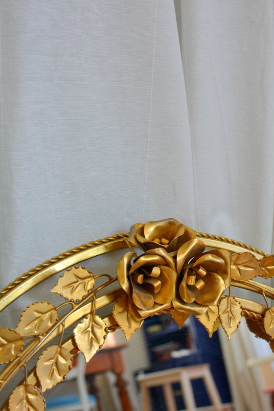 Image 1 of Vintage Hollywood Regency vergulde metalen rozenspiegel – sierlijke gouden decoratie