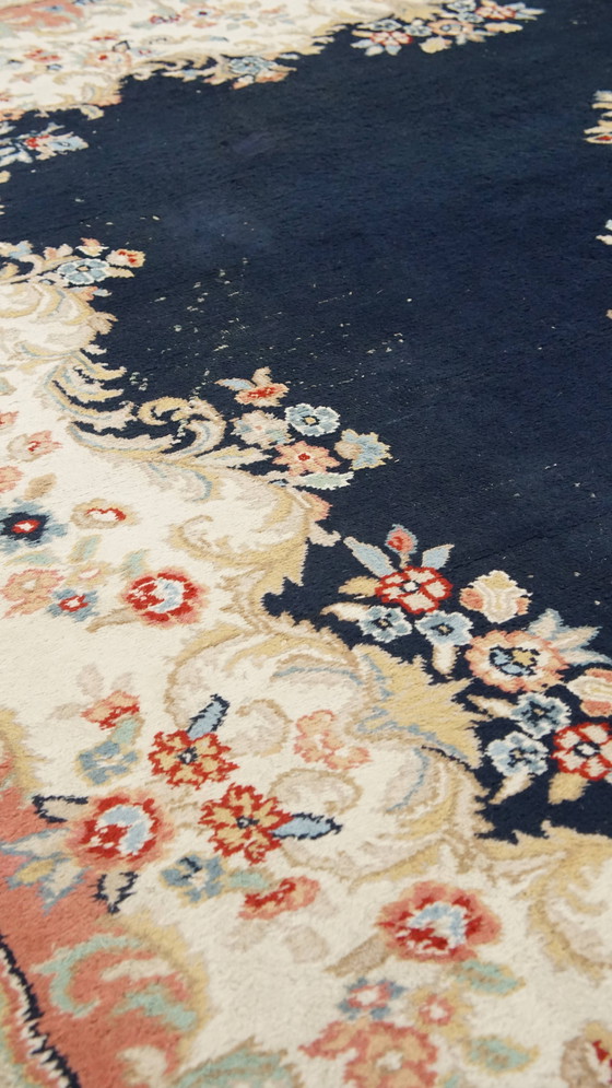 Image 1 of Groot Vintage Kirman Vloerkleed/Tapijt Met Donkerblauwe En Roze Kleuren 328x238cm