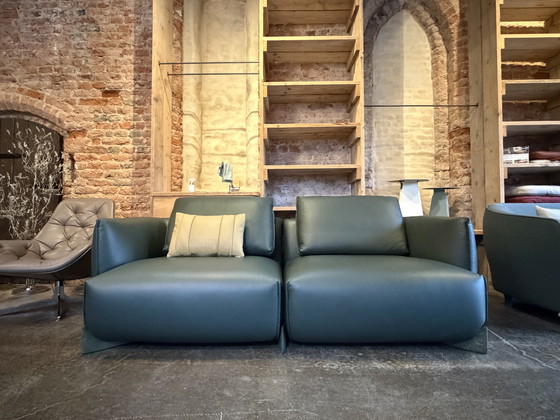 Image 1 of Modello di divano Leolux Naila in esposizione nella foresta Senso