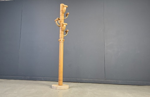 Perchero antiguo de travertino y madera de fresno, de Ettore Sottsass, década de 1980.