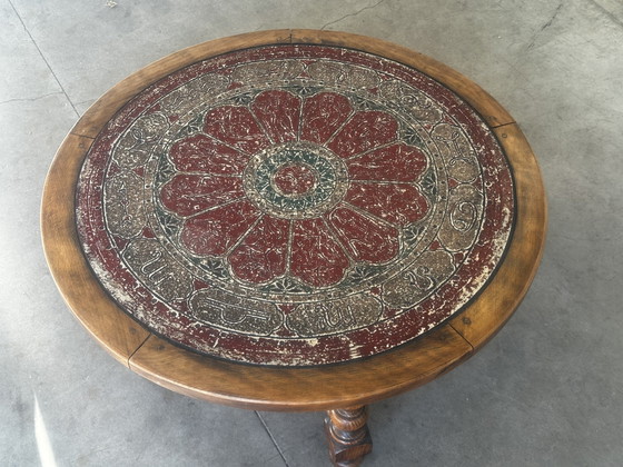 Brutalistische ronde salontafel van hout en veelkleurig leer met dierenriemdecoratie. – Wood, Leather (photo 9 of 12)