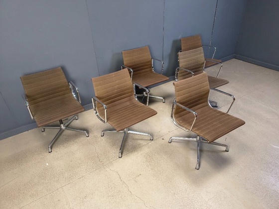 Image 1 of Paire de chaises de bureau vintage Eames pour Herman Miller EA108 Alu Range, années 1980 - lot de 6