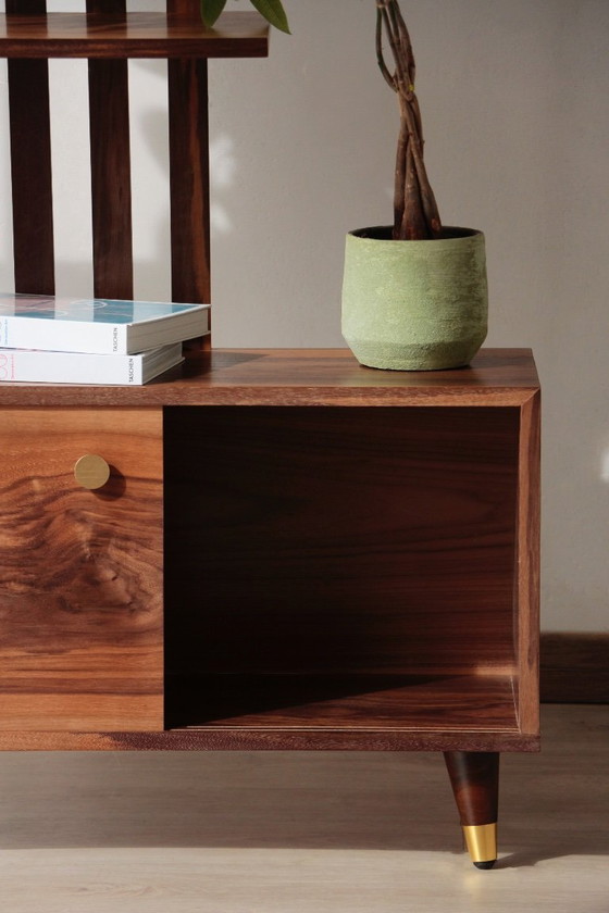 Image 1 of Divisorio per ambienti illuminato - Noce e ottone