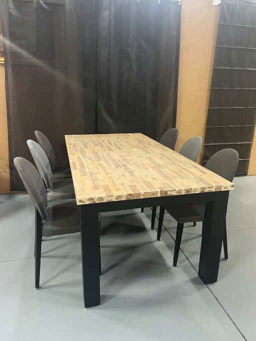 Grande table à manger avec pieds carrés en bois