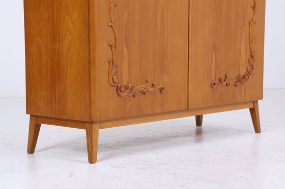 Image 1 of Armoire à linge vintage en bois | Mid Century armoire des années 50 avec sculptures | 60's rétro armoire à casiers #05-60