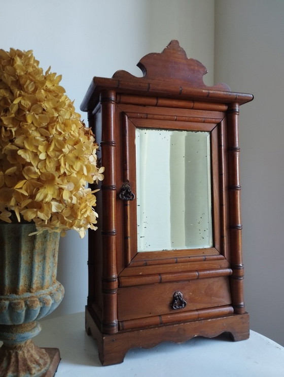 Image 1 of Ancienne armoire de poupée Art Nouveau - Armoire à pharmacie faux bambou 1900