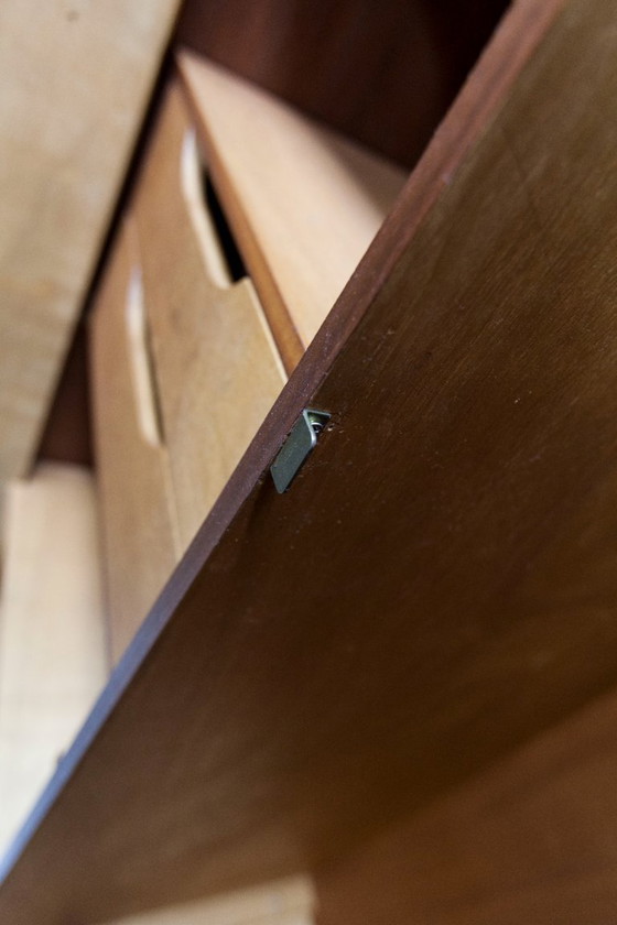 Image 1 of Armoire 1950 Mid-Century-Modern chêne en frisage 2 portes, 2 tiroirs, 4 étagères, 30cm de penderie et miroir 54x18cm